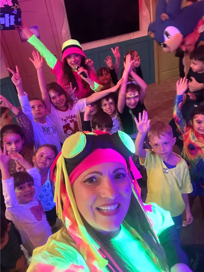 agentie animatori neon party iasi