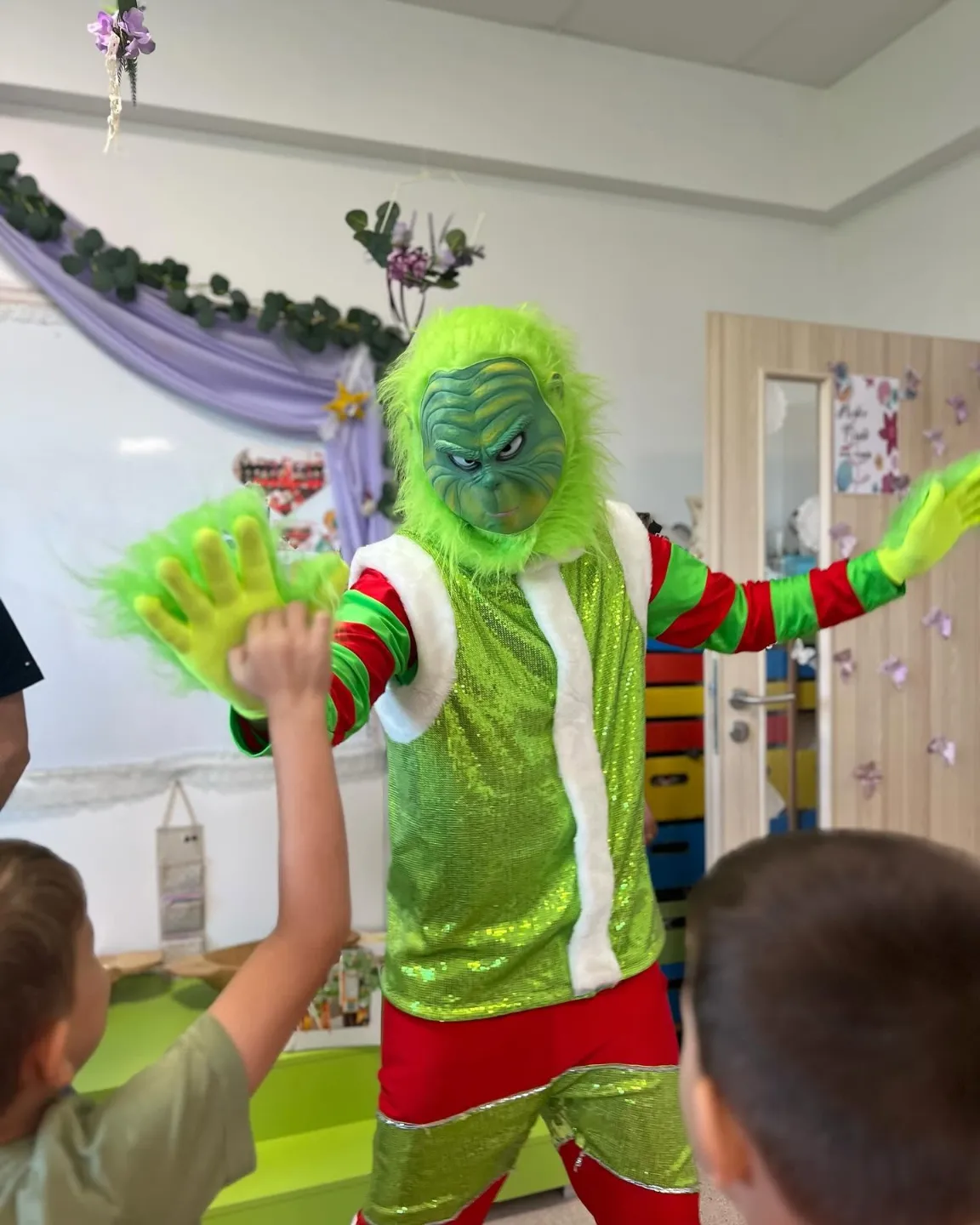 mascota grinch iasi